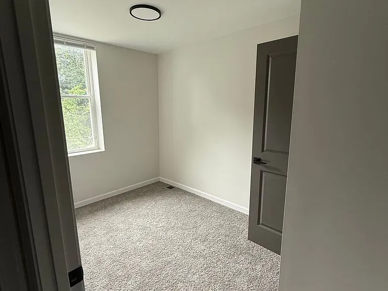 1811 N Dukeland St — Photo 11