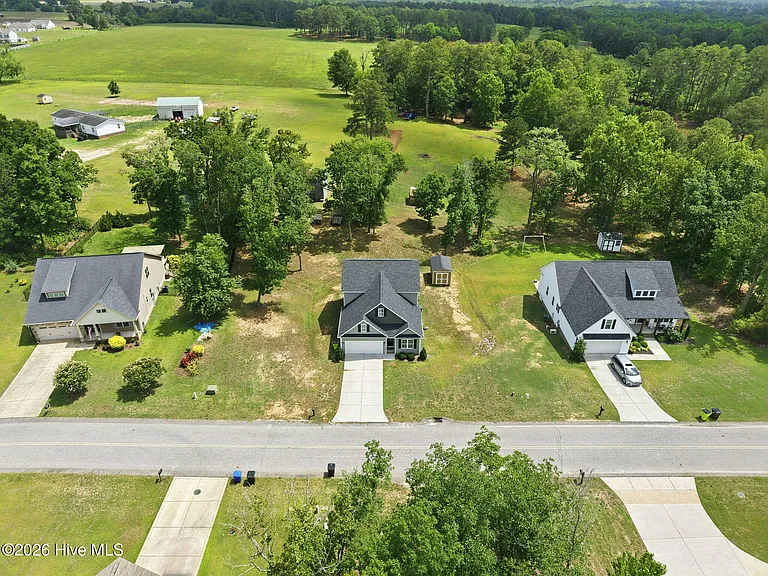 105 Village Dr — Photo 3