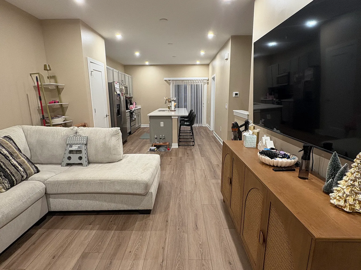 3 bed, 2.5 bath, 1318 sqft, $2,100 — Photo 2