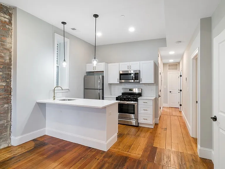494 Sumner St #3B — Photo 2