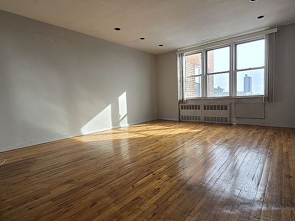 3rd image of 1530 E 8th St APT 7M