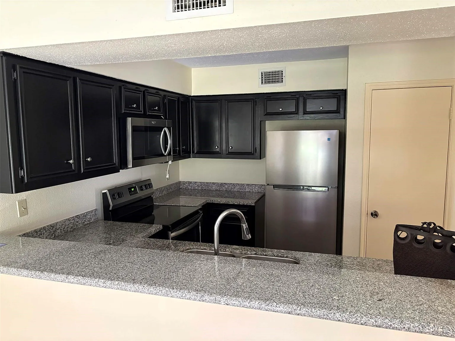 2 bed, 2.5 bath, 5834 sqft, $1,250 — Photo 3