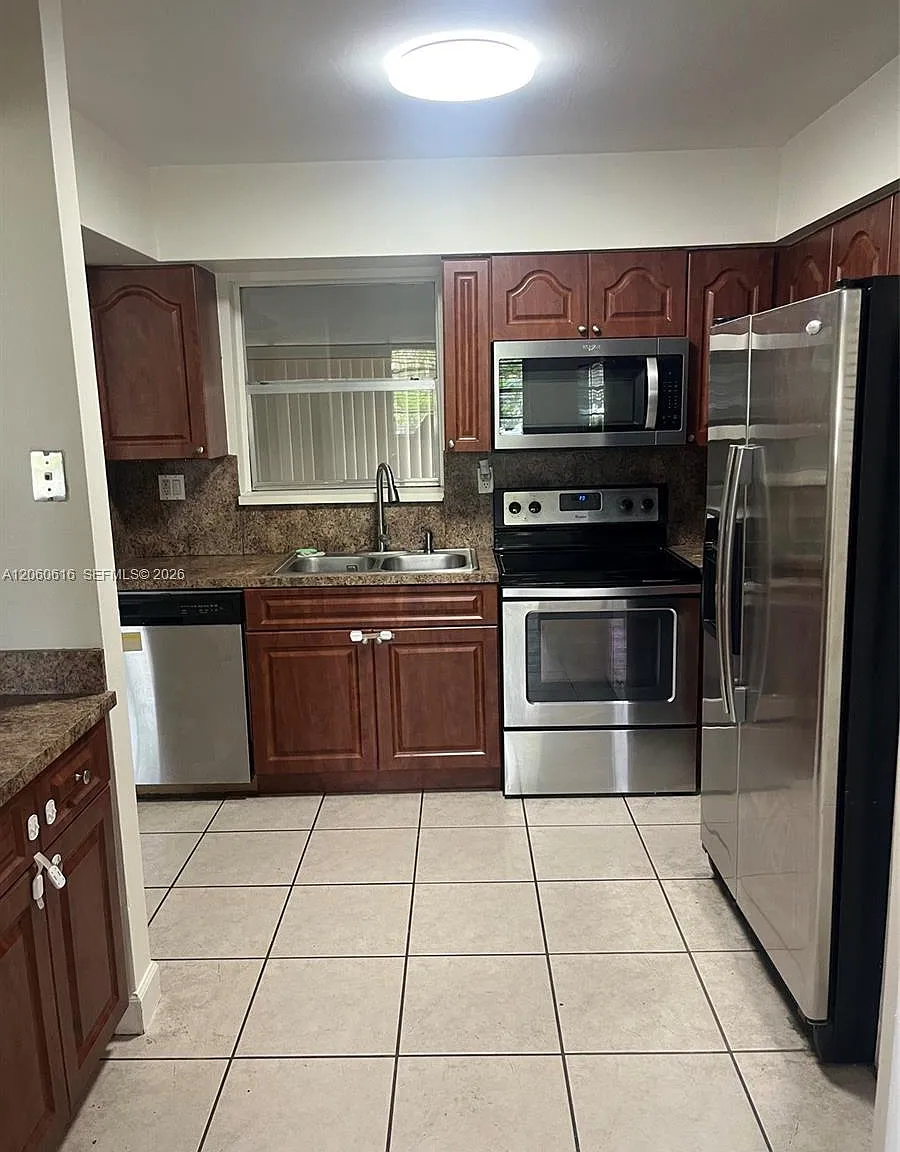 Club Estates Condo No Iv — Photo 2