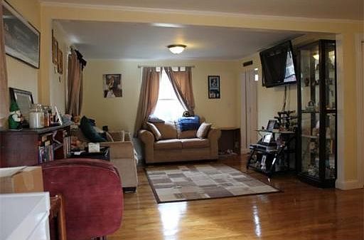 3rd image of 82 Vine St