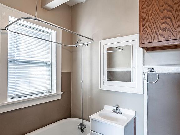 4th image of 2464 Harney St APT 5