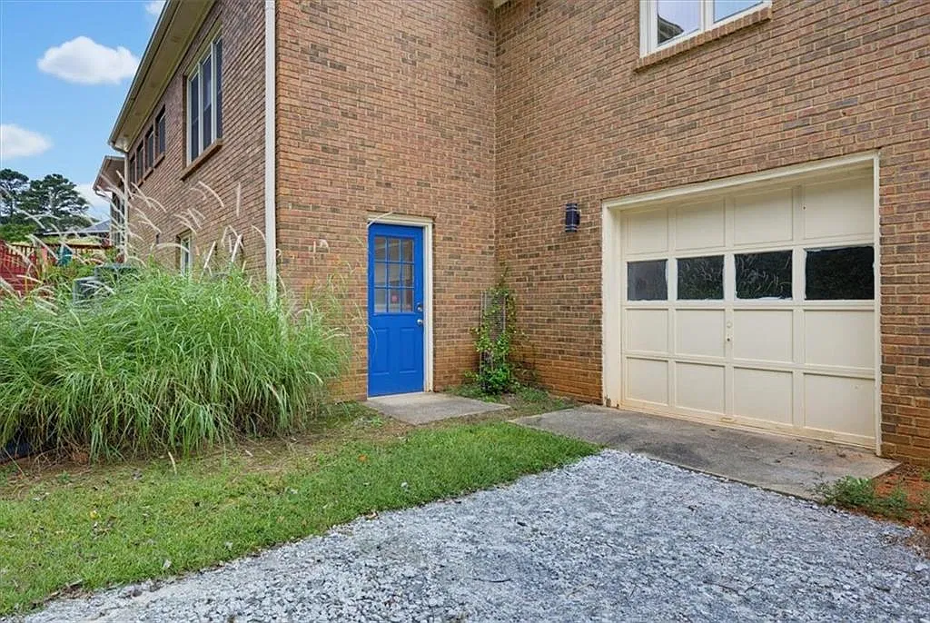 2 bed, 1.0 bath, 3217 sqft, $1,675 — Photo 2