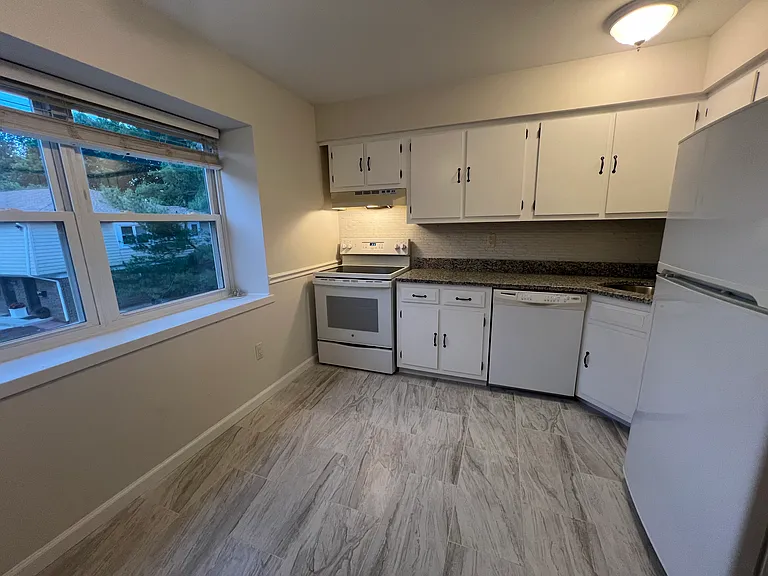 713 Silver Ct — Photo 3