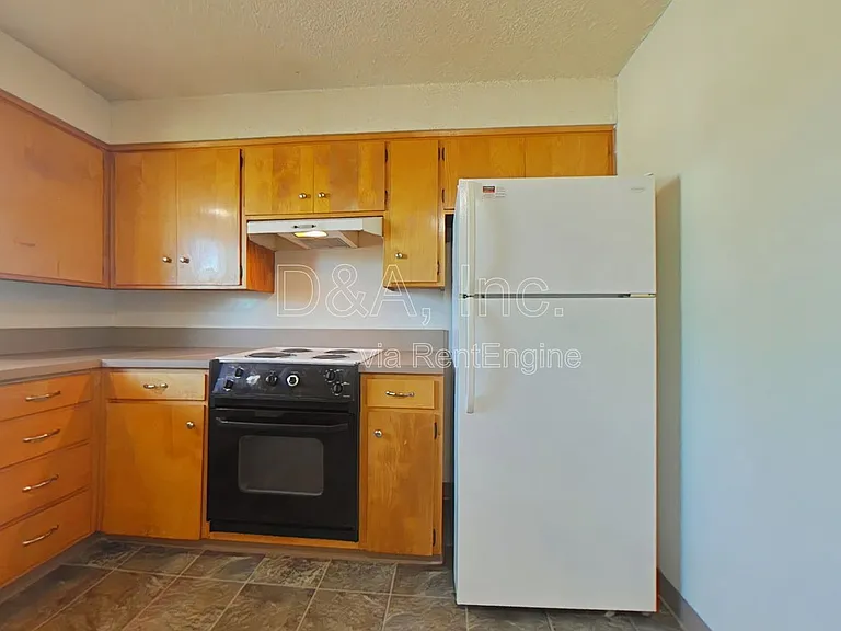 555 NW Kings Blvd #3 — Photo 3
