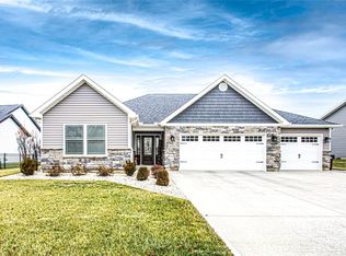 832 Hunters Run Dr, Brookville, OH 45309