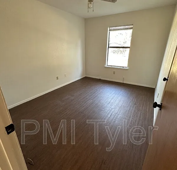 2717 W Shaw St — Photo 4