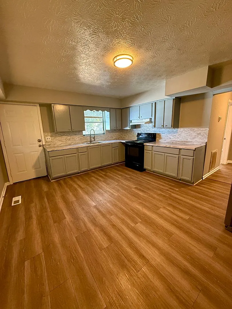 3 Bedrooms 2 Baths with Detached Garage! A must see... — Photo 2