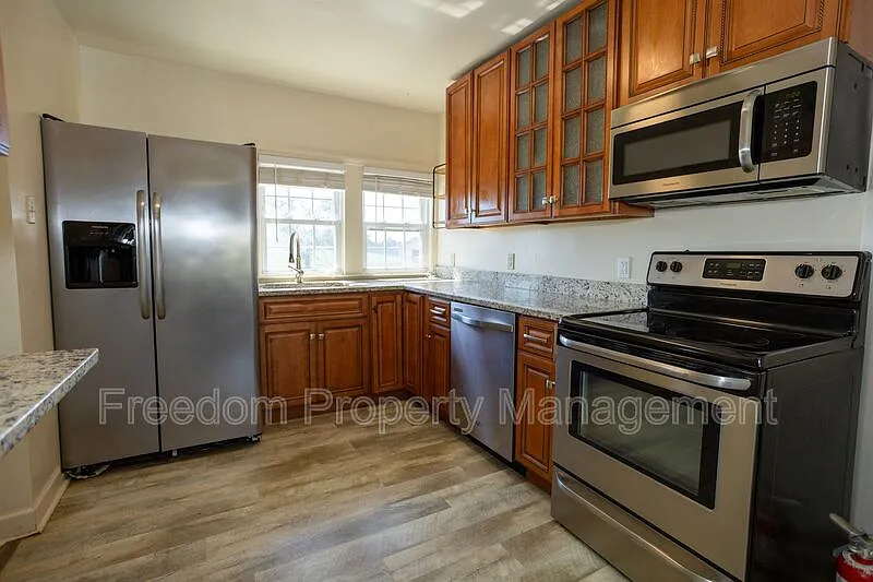 2 bed, 1.0 bath, 882 sqft, $1,900 — Photo 3