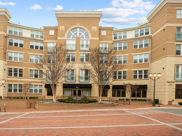 12000 Market St APT 139, Reston, VA 20190