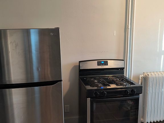 4th image of 988 Margaret St #1