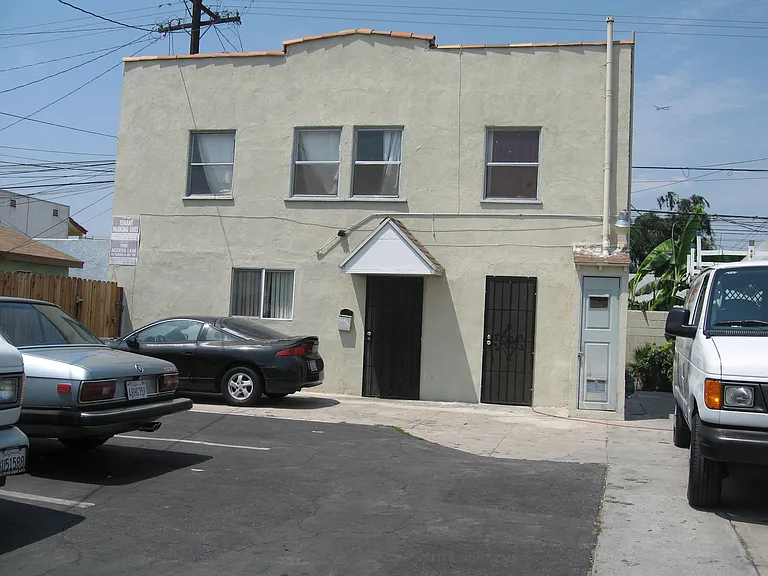 2771 1/2 Glenwood Pl — Photo 3