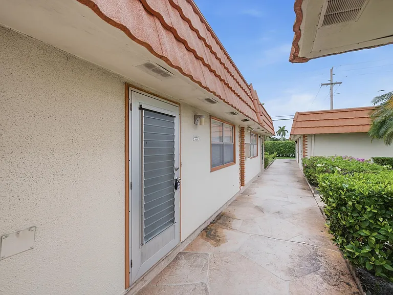28 Seville Dr #B — Photo 11