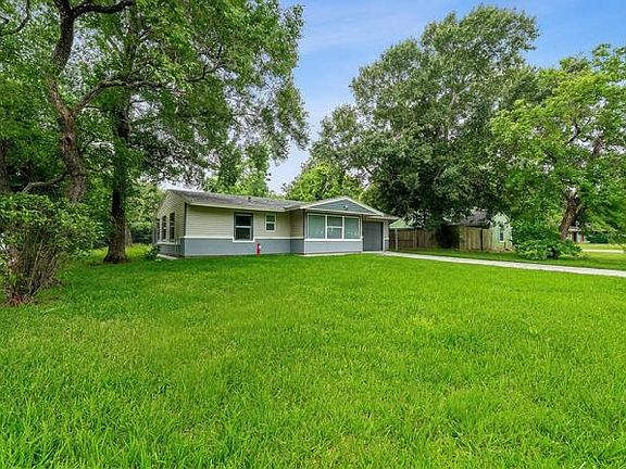3rd image of 6058 Lyndhurst Dr