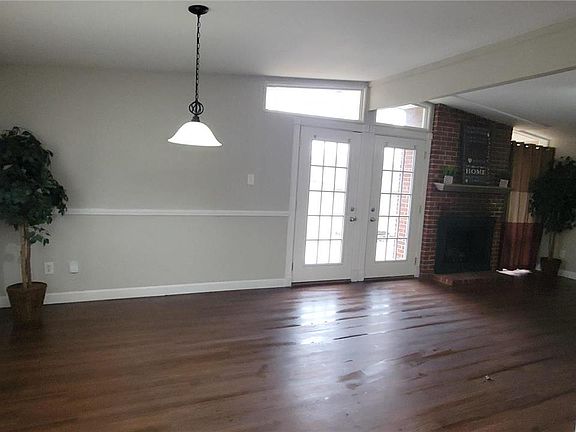 3rd image of 990 Robinwood Dr