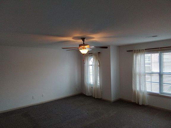 Master Bedroom
17'x17'