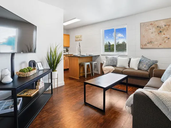 STUDENT HOUSING - MUST BE 18-30YRS OLD