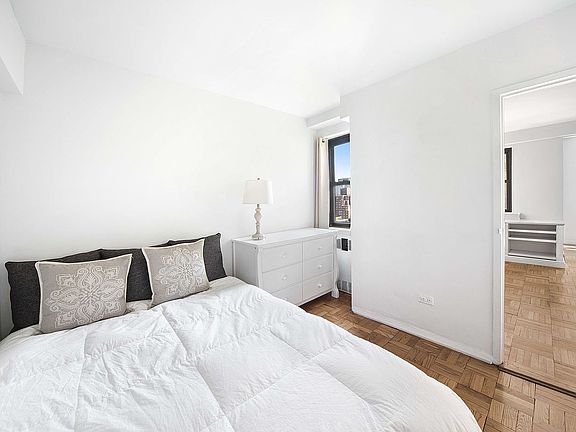 4th image of 305 E 72nd St #Pha