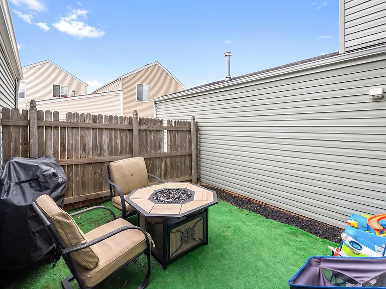 939 Four Seasons Blvd — Photo 23