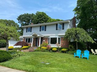 33 Cedar St, Syosset, NY 11791