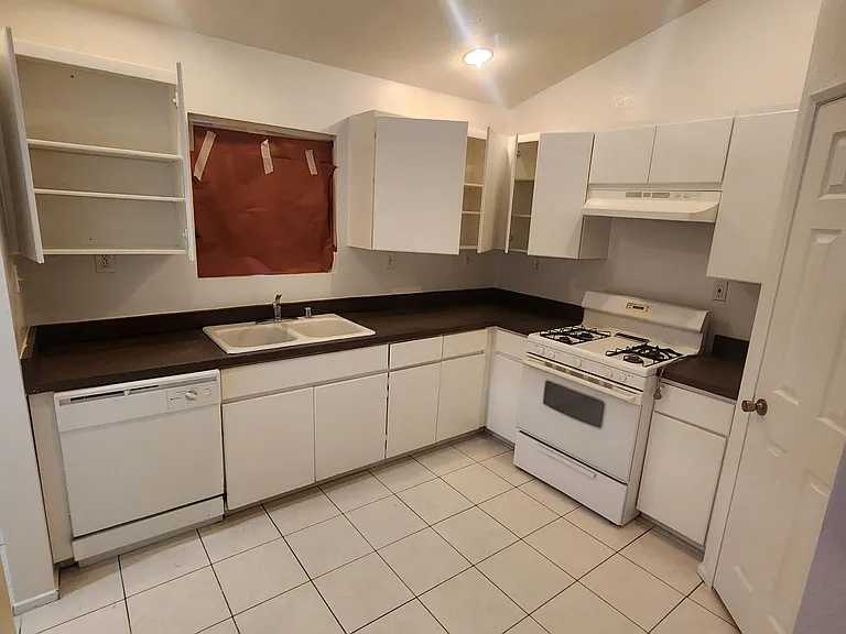 45021 Redwood Ave — Photo 14