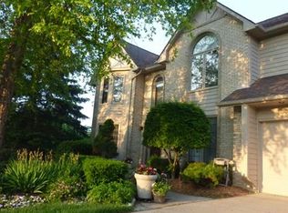 22334 Nearbrook Ct, Farmington Hills, MI 48335