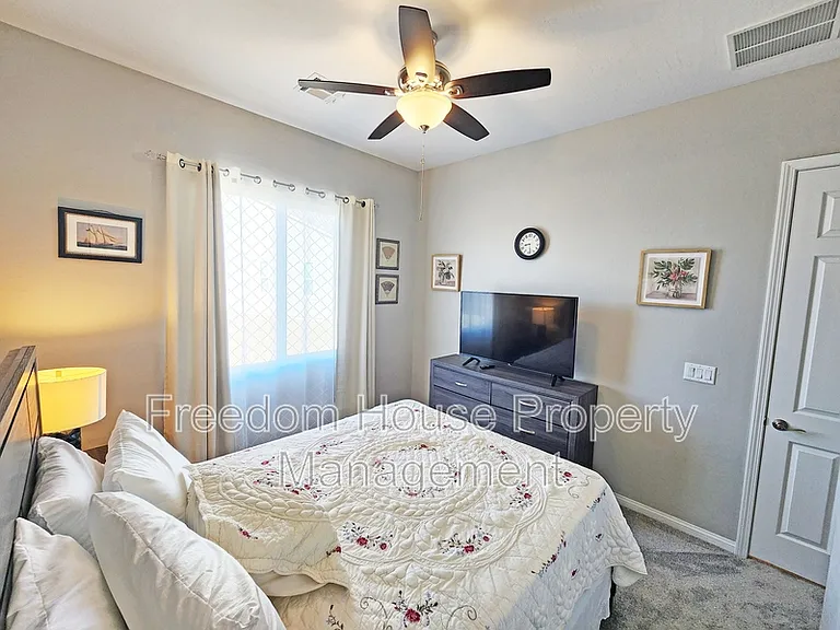 4901 Fairwood Ct — Photo 11