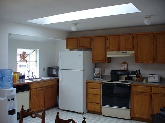 Kitchen w/Garden Window 