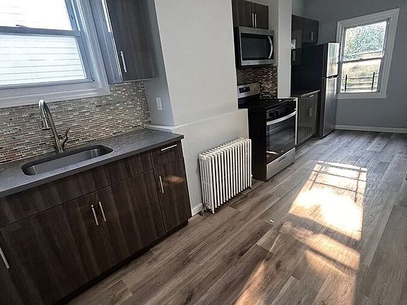 4th image of 157 Voss Ave