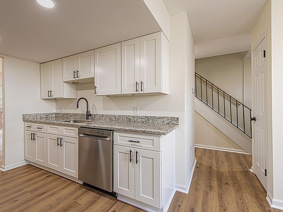 4th image of 138 Scarborough Pl