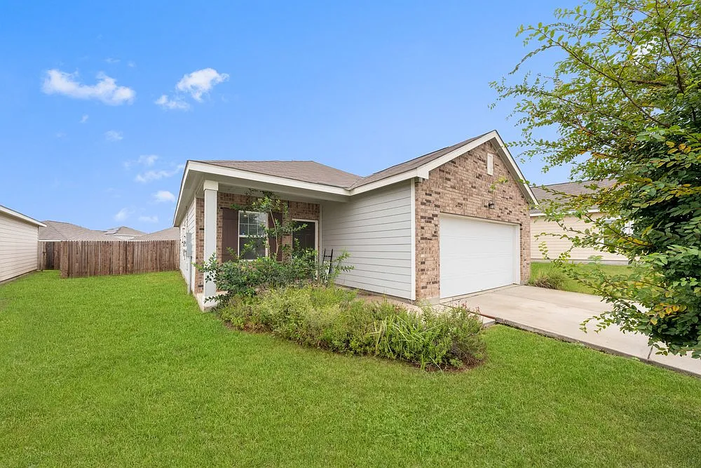 Charming 3-Bed Family Home with Fenced Yard & Garage in Converse 1,662 Sq Ft! — Photo 3