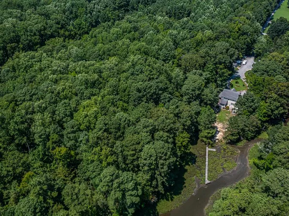 14 Indian Pointe Dr, Kilmarnock, VA 22482