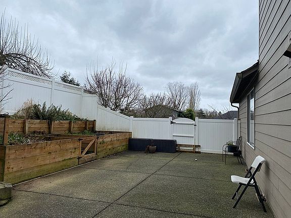 Side w/garden