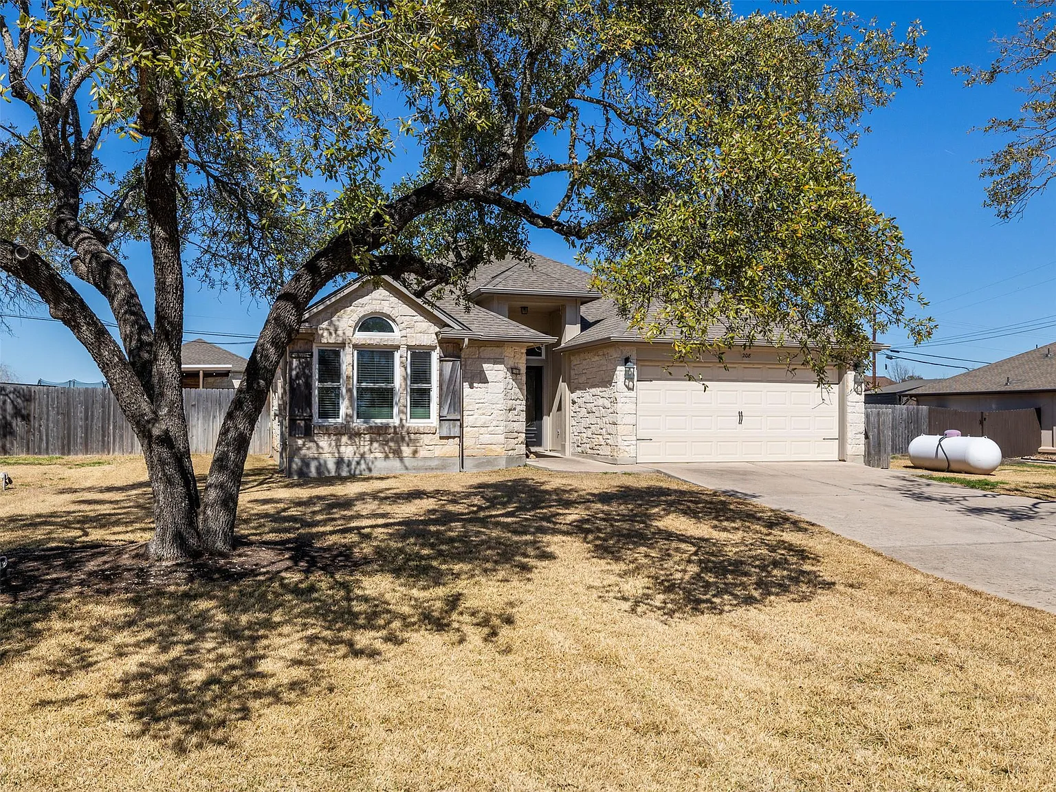 4 bed, 2.0 bath, 1761 sqft, $3,300 — Photo 1