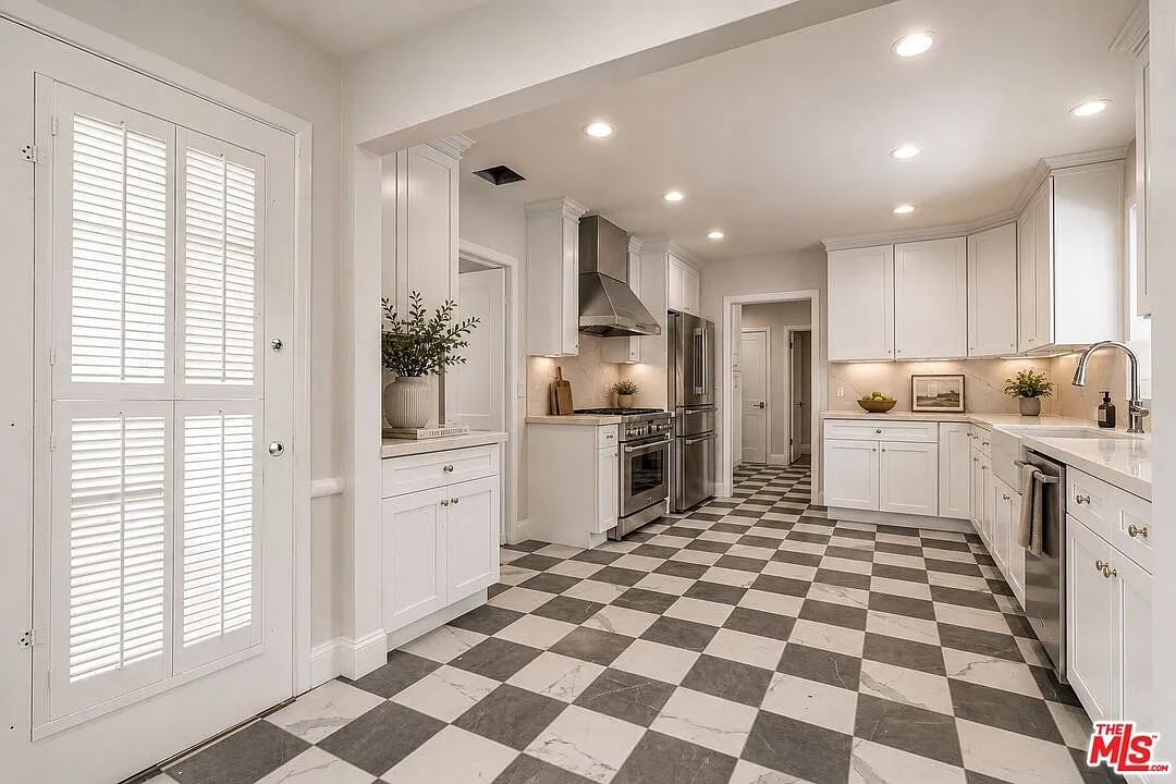 5 bed, 6.0 bath, 4412 sqft, $31,500 — Photo 4
