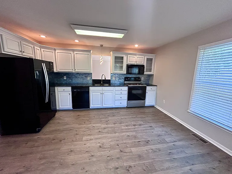 348 Diana Ct — Photo 6