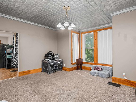 5th image of 1131 Tremont Ave