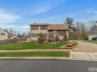28 Dana Estates Dr, Parlin, NJ 08859