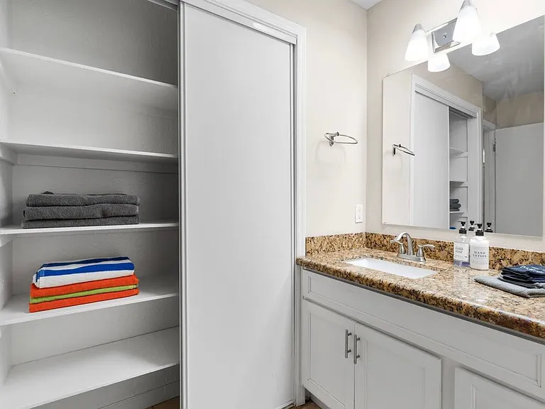 1010 E Maryland Ave #12 — Photo 14