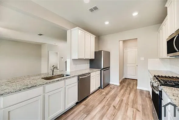 4 bed, 2586 sqft, $3,200 — Photo 4