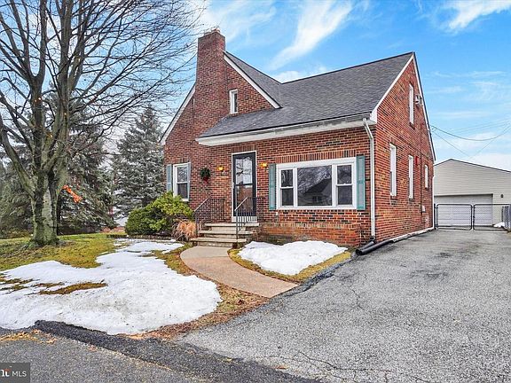 2nd image of 872 Grandview Rd