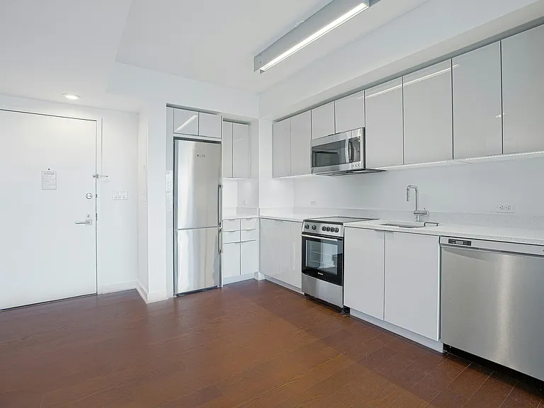 400 W 113th St #330 — Photo 8