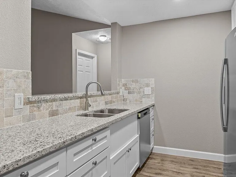 9426 Willow Wood Ln — Photo 8