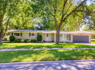 4203 Lower Beaver Rd, Des Moines, IA 50310