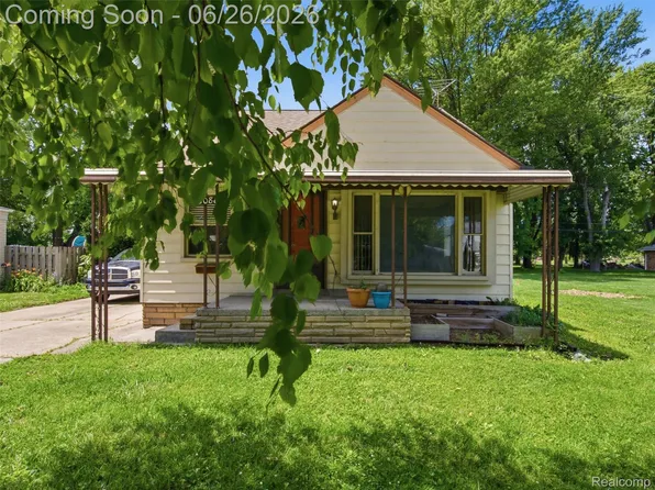 30885 Tennessee St, Roseville, MI 48066