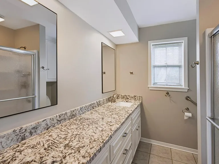 2405 Powell St — Photo 10