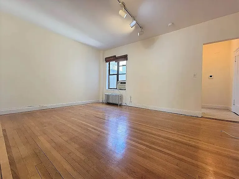 137 E 29th St #4U — Photo 2